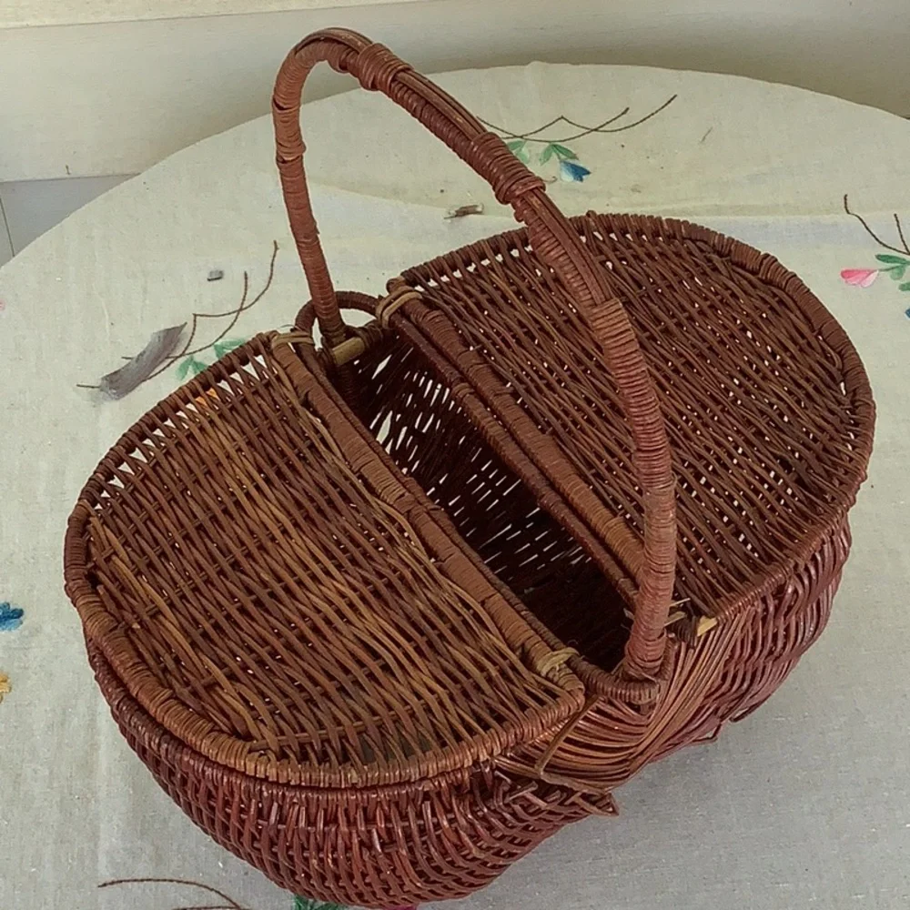 Small Cottagecore Vintage Picnic Basket